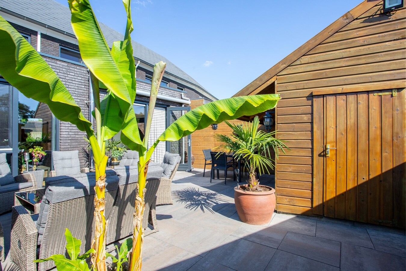 Instapklare en uitgebouwde tussenwoning op rustige locatie. 