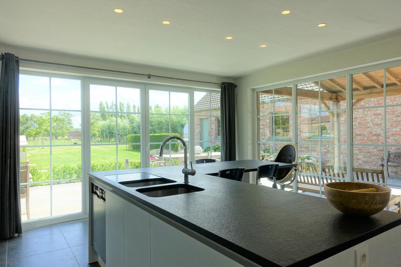 Prachtige recente villa met bijgebouw 