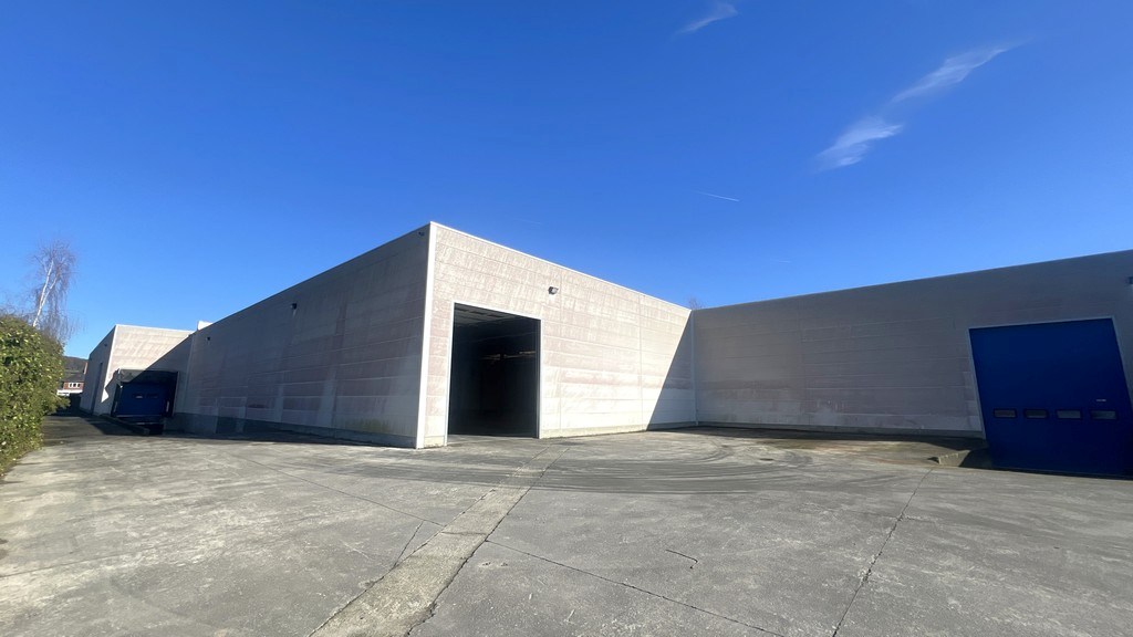 Bedrijfsgebouw met laadkades en kantoren te koop in Ronse