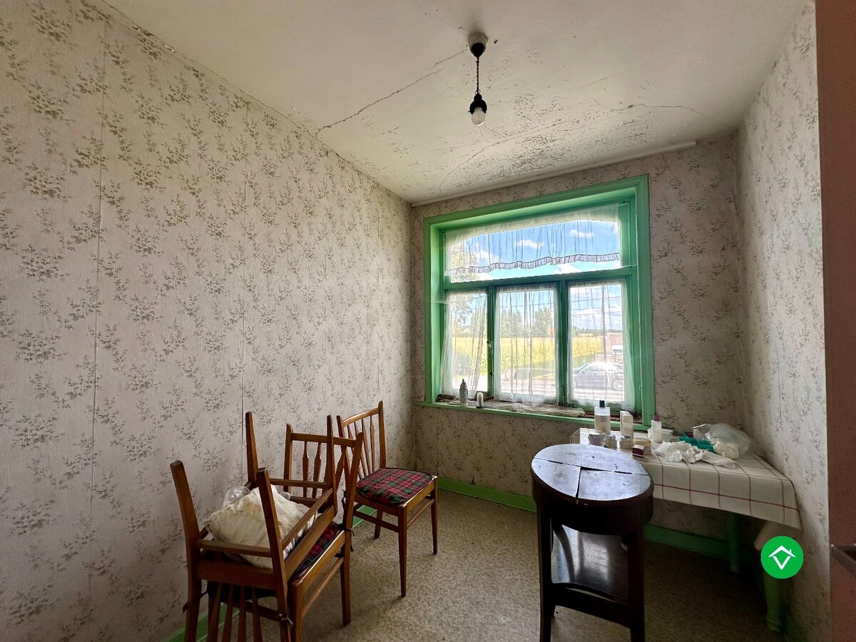 Te renoveren of te slopen woning op ruim perceel van 854 m² in Ichtegem - ideale opportuniteit voor wie wil bouwen of renoveren in een landelijke omgeving. 