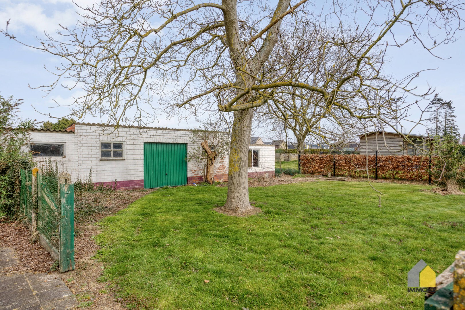 Te renoveren, statige woning op mooi perceel van 23 a 90 ca. 