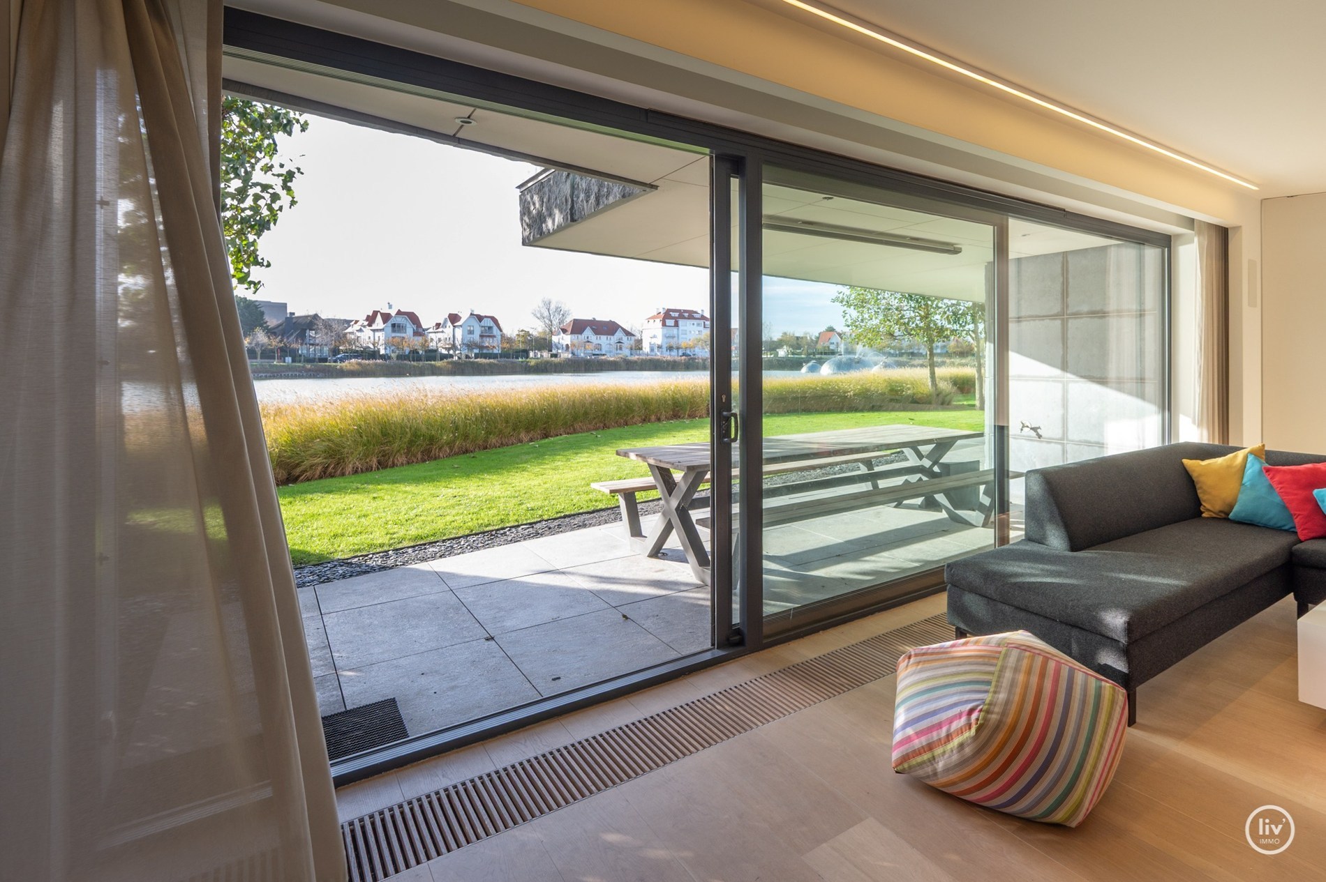 Breed en luxueus afgewerkt tuinappartement met wijde zichten op het meer. 