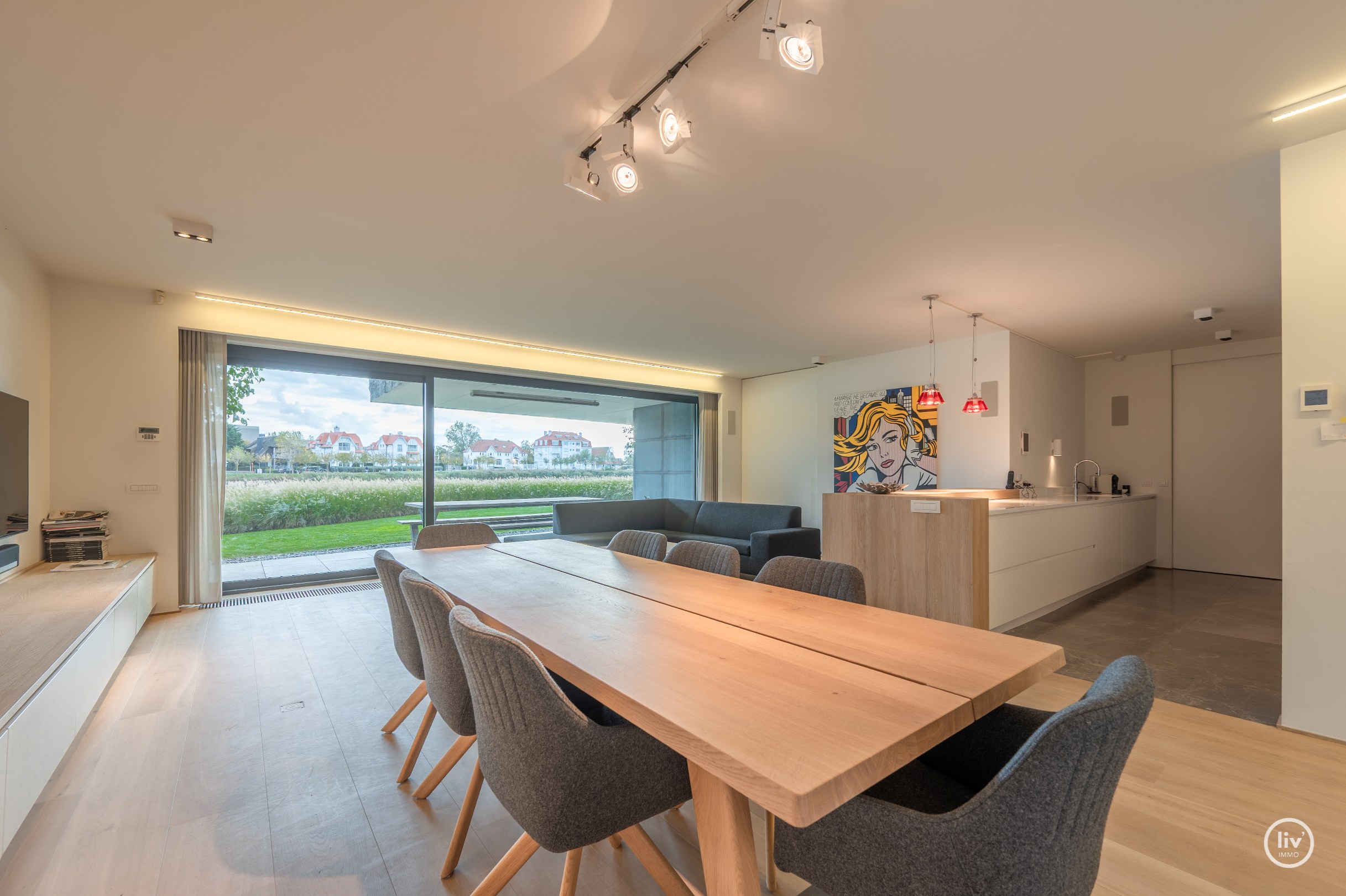 Breed en luxueus afgewerkt tuinappartement met wijde zichten op het meer. 