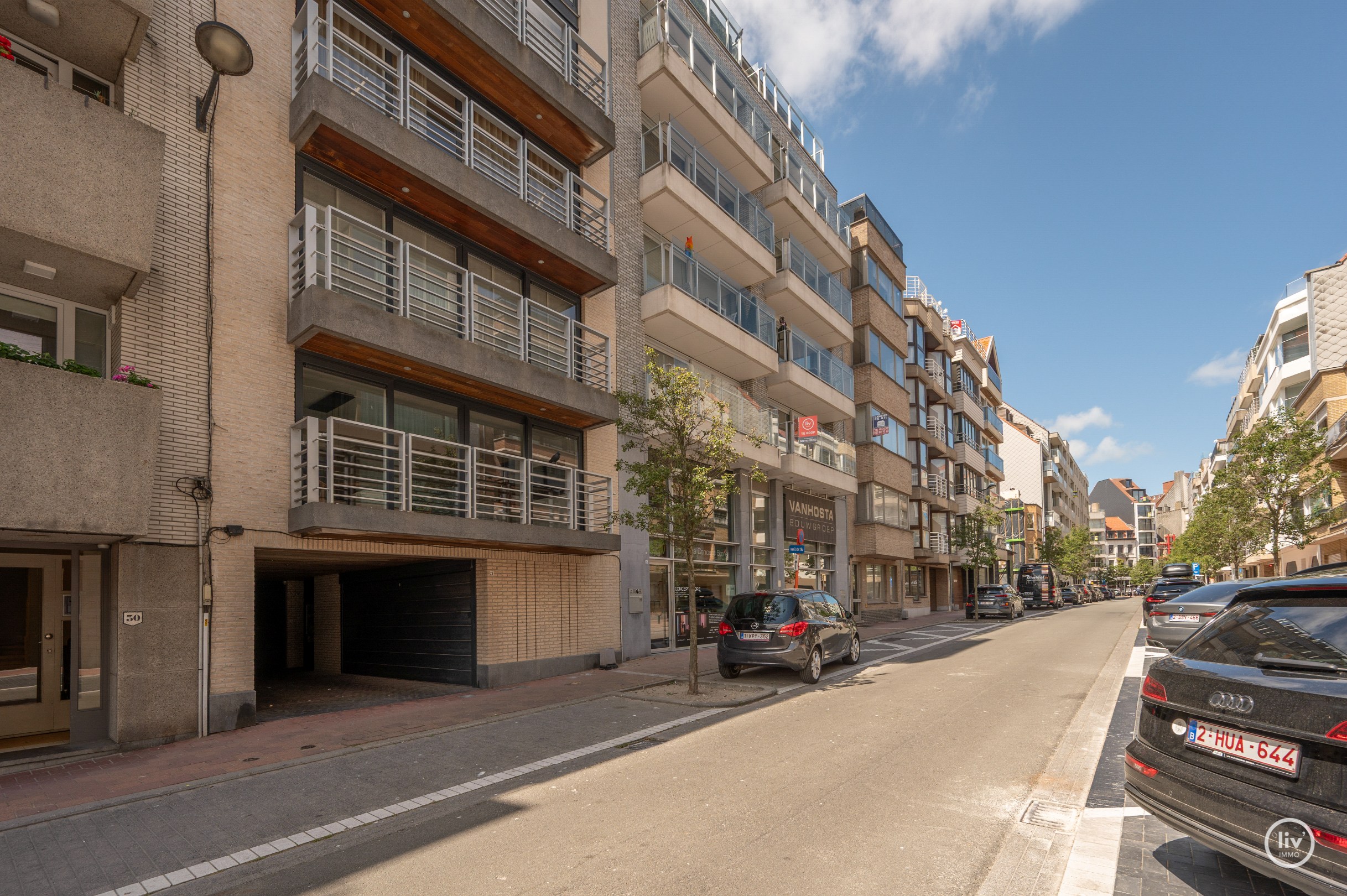 Ruim en récent (2011) appartement met 2 volwaardige slaapkamers op een topligging vlakbij de Dumortierlaan te Knokke. 