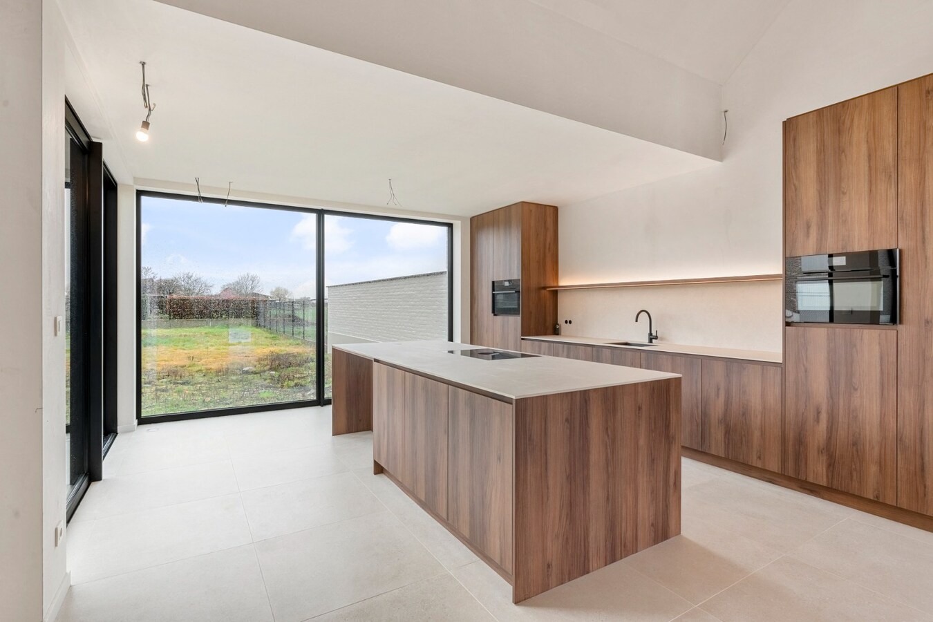 Exclusieve, volledig afgewerkte halfvrijstaande woning na transformatie van bestaande hoeve naar 2 BEN-woningen! 