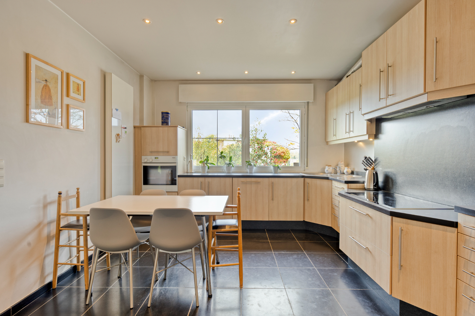 Halfopen bebouwing met 4 slaapkamers en bureau, ruime garage, kelder en zolder in Holsbeek! - EPC 161 kWh/m² - bewoonbare opp. 288 m² 