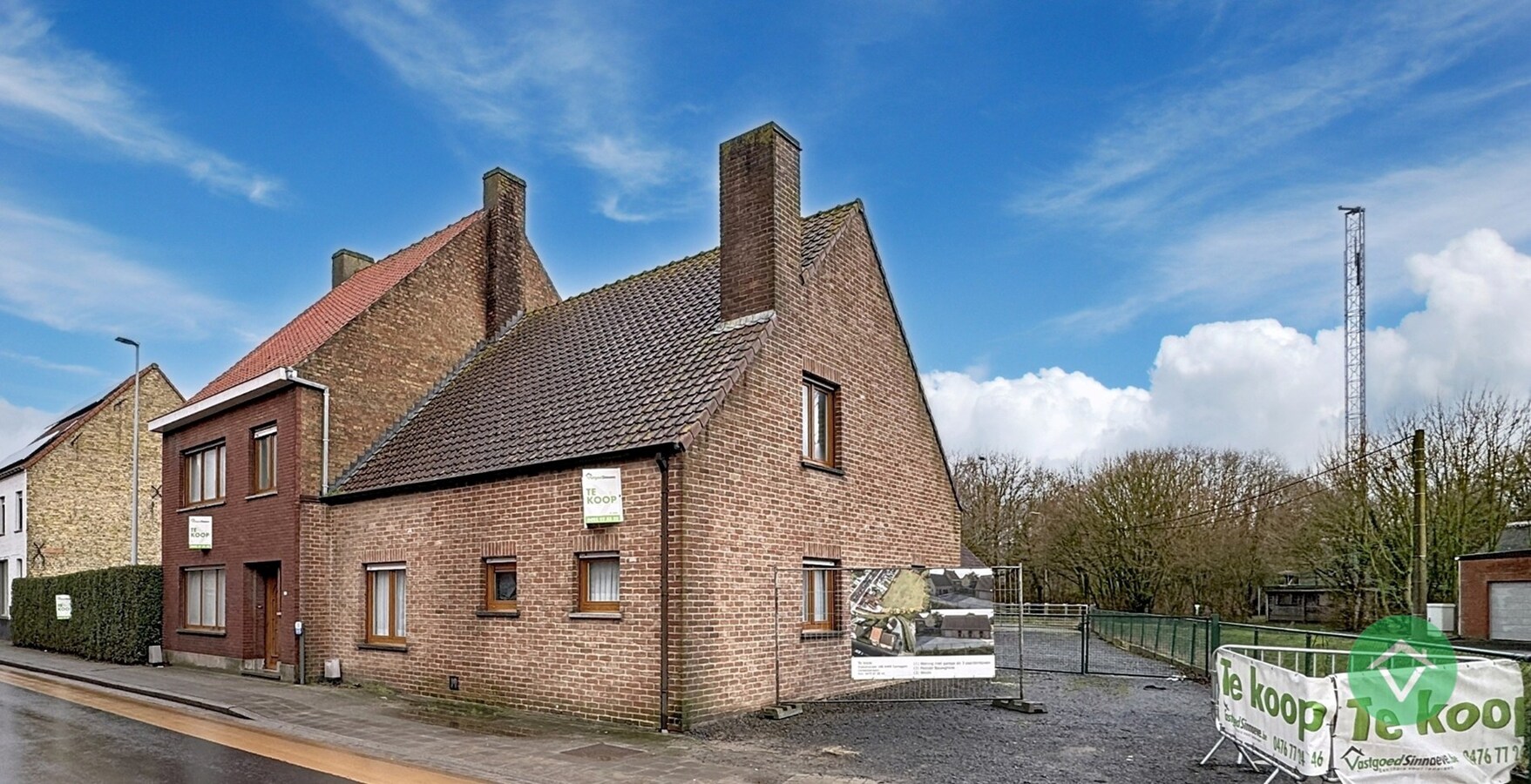 Alleenstaande woning met naastliggend stuk bouwgrond en weide te Eernegem 