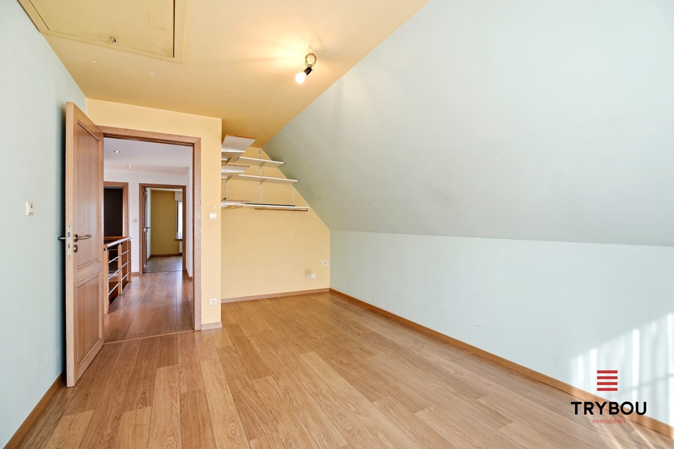 Ruime halfopen woning met 5 slaapkamers te koop in Werken met garage en ruime tuin! 