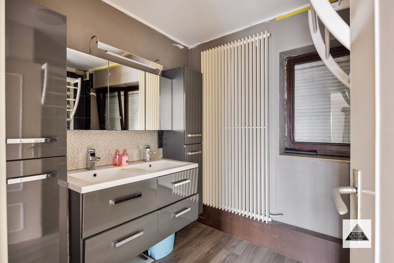 Ruime woning met 4 slaapkamers en hobbyruimte/winkel. 