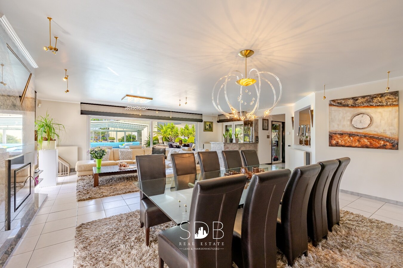 Hedendaagse villa met dubbele garage, zwembad en magazijn op 2.937m² 