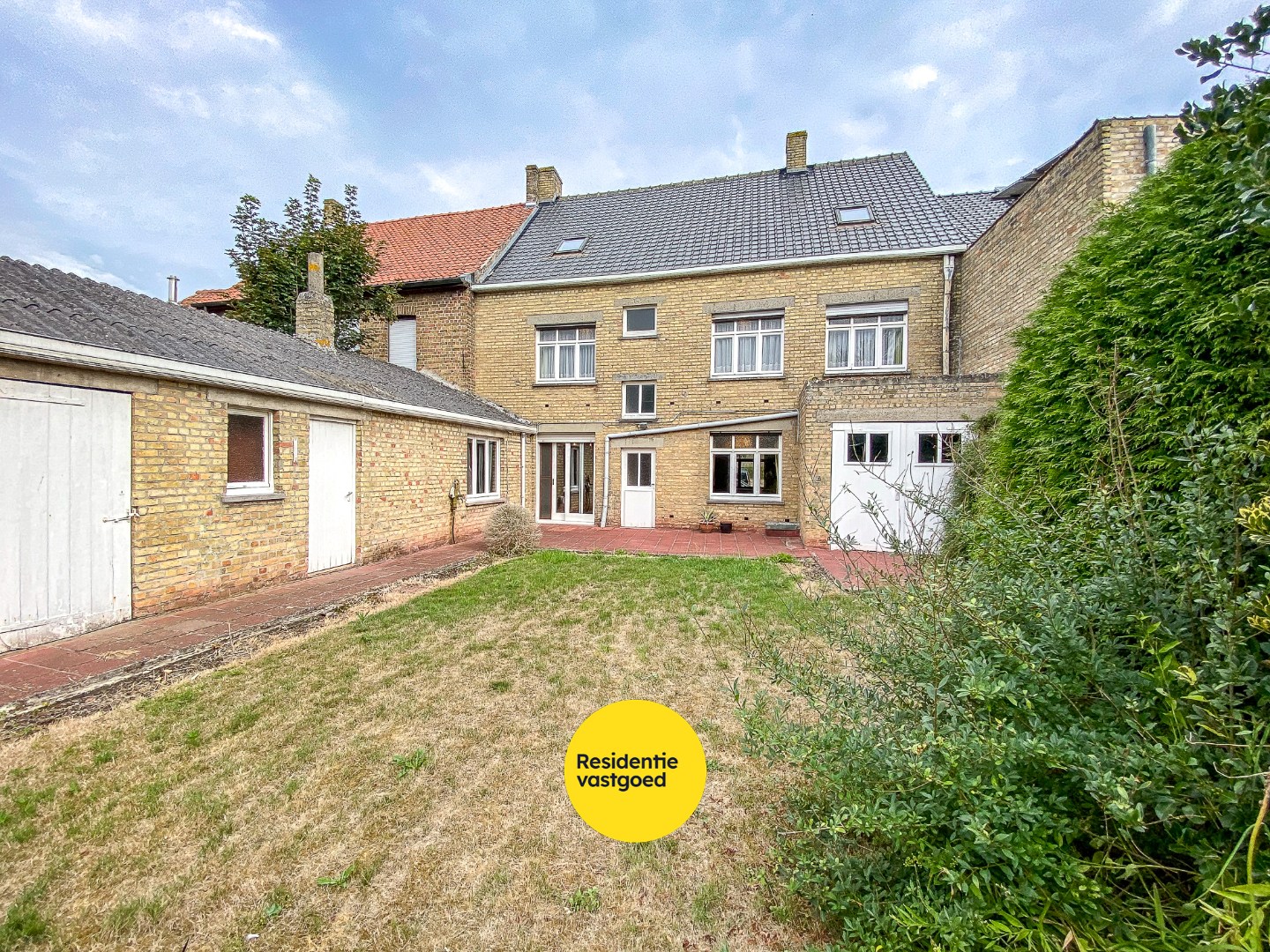 Zeer ruime te renoveren woning met statige gevel op 445 m² met zuid-west georiënteerde tuin. 