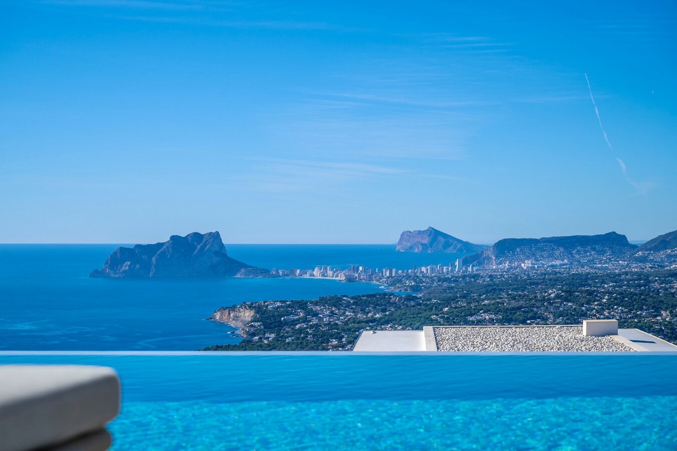 Een uitzonderlijke villa waar luxe, licht en panoramische waterzichten samenkomen. 