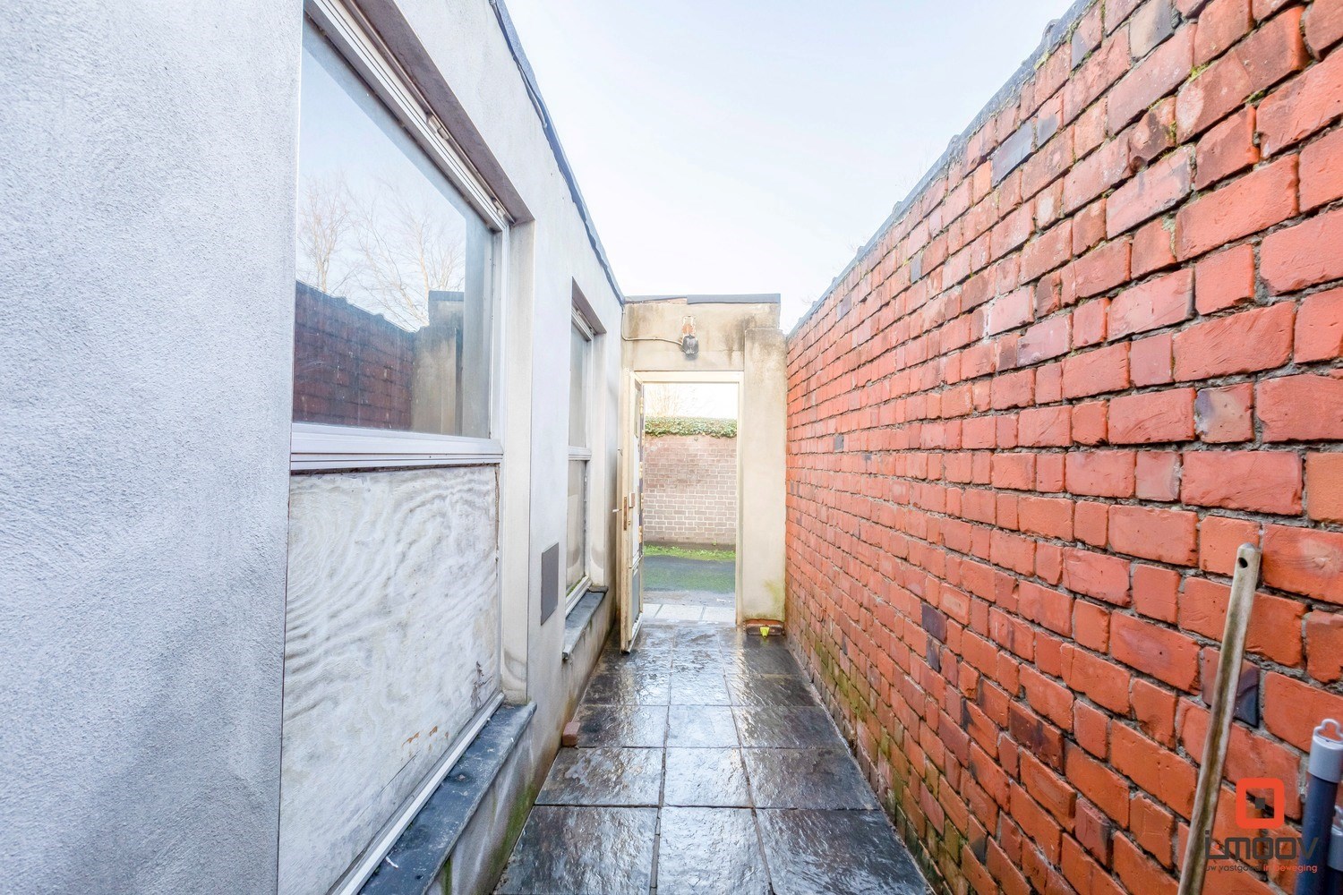 Te renoveren eengezinswoning met voldoende parkeermogelijkheden. 