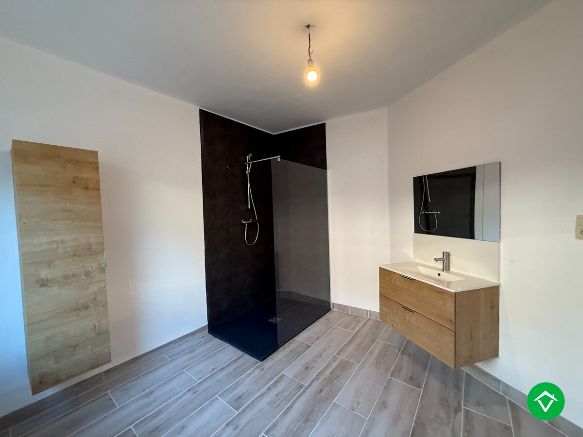 Rijwoning met 3 slaapkamers en koer te centrum Eernegem 