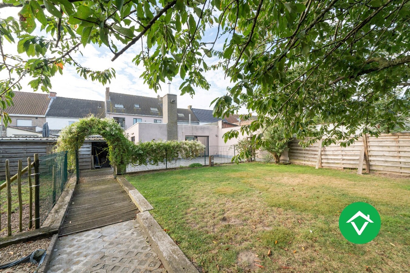 Woning met appartement te koop in het centrum van Eernegem 