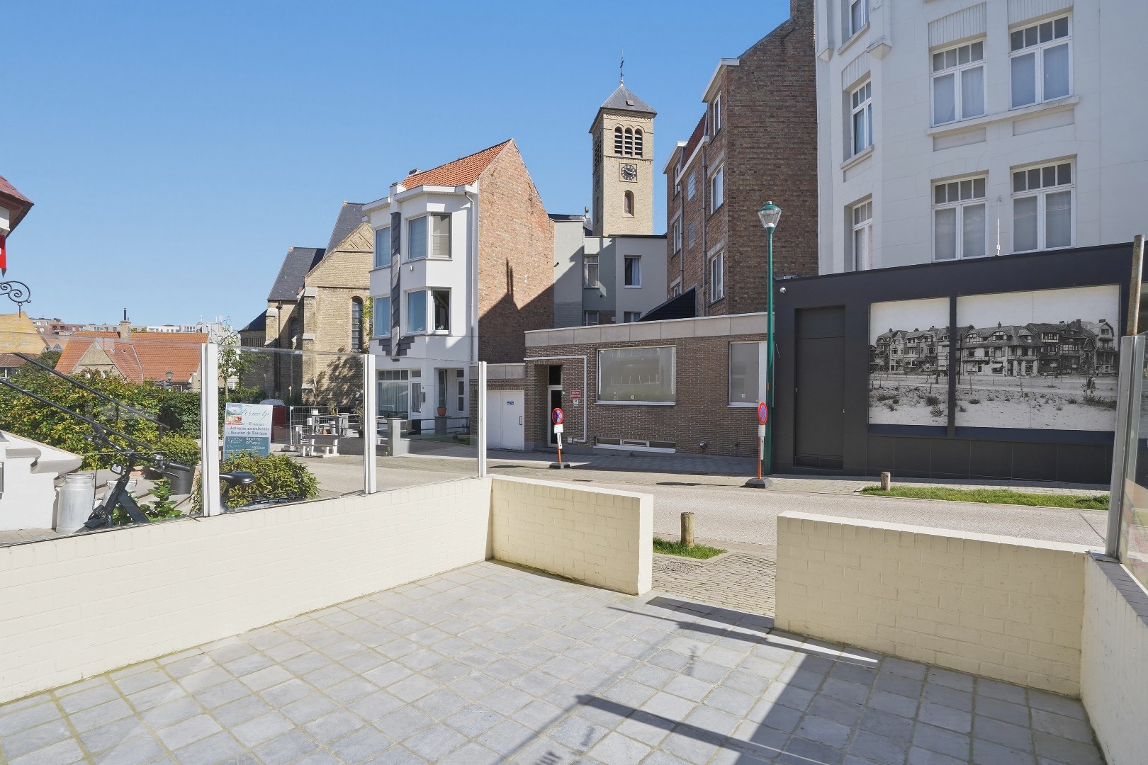 Goed gelegen gebouw op 117m² te De Panne bestaande uit een handelsruimte en woonst. 