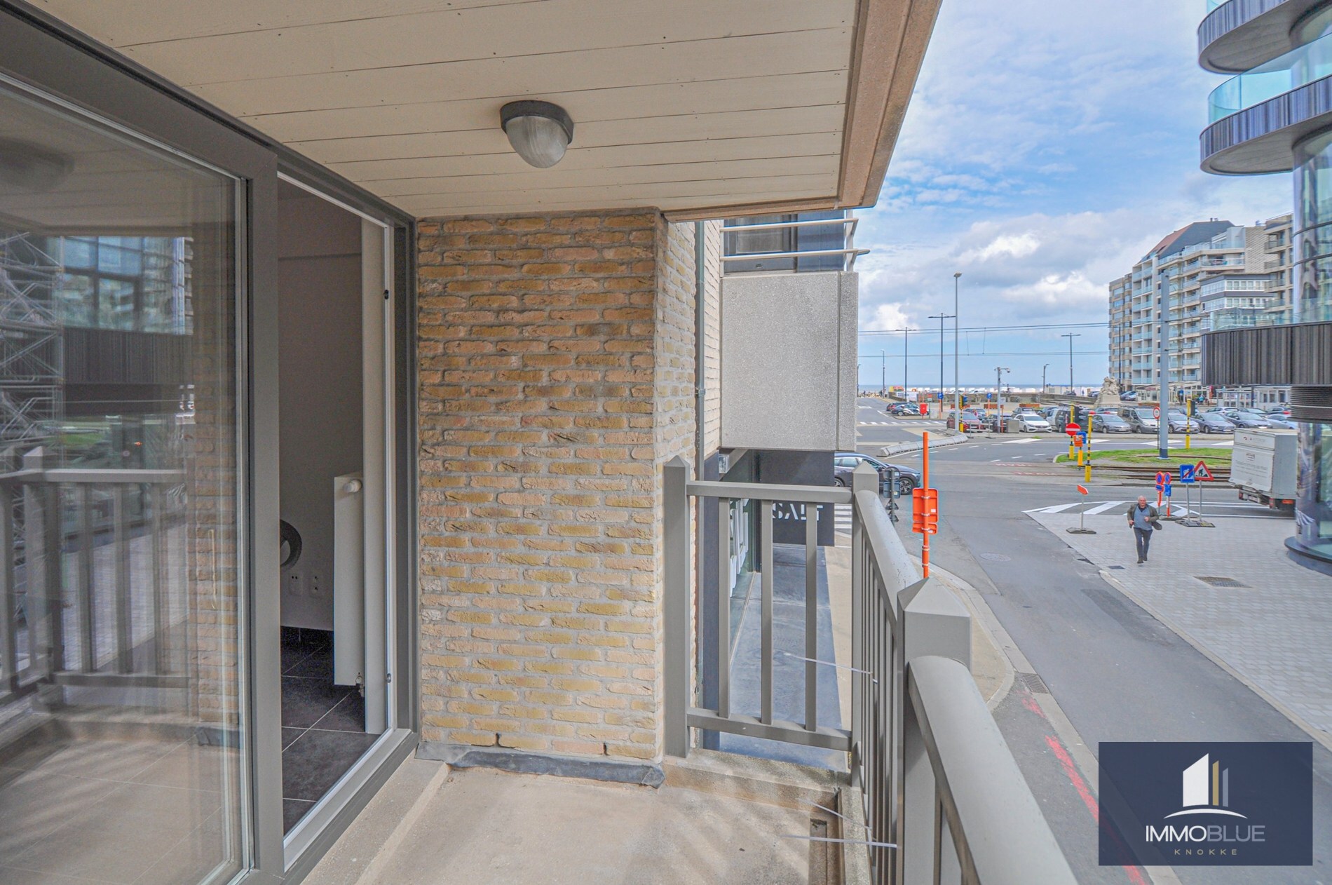 Appartement idéalement situé avec vue partielle sur la mer et sur le centre commercial. 