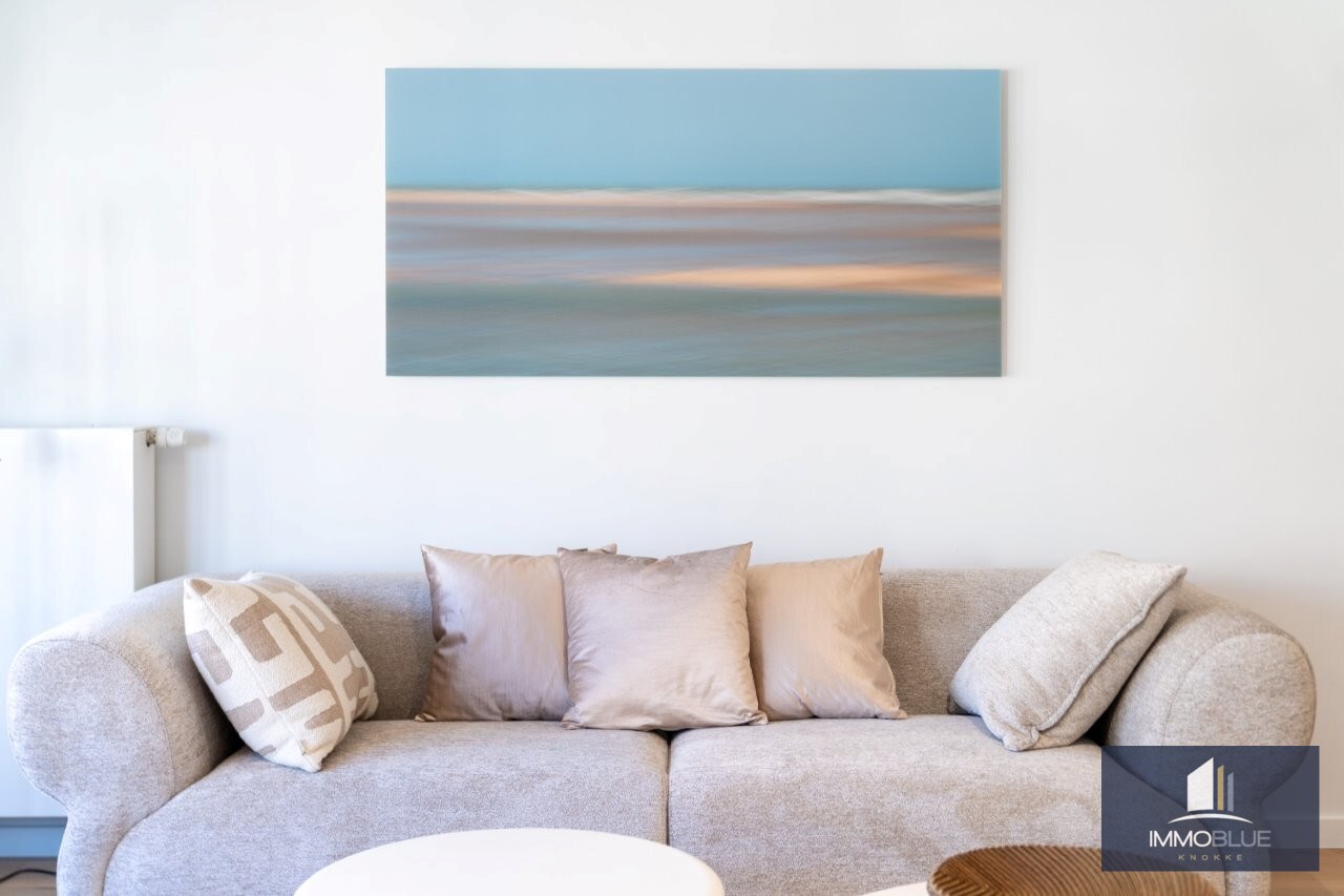 Volledig gerenoveerd, lichtrijk appartement gelegen in een kleine residentie. 