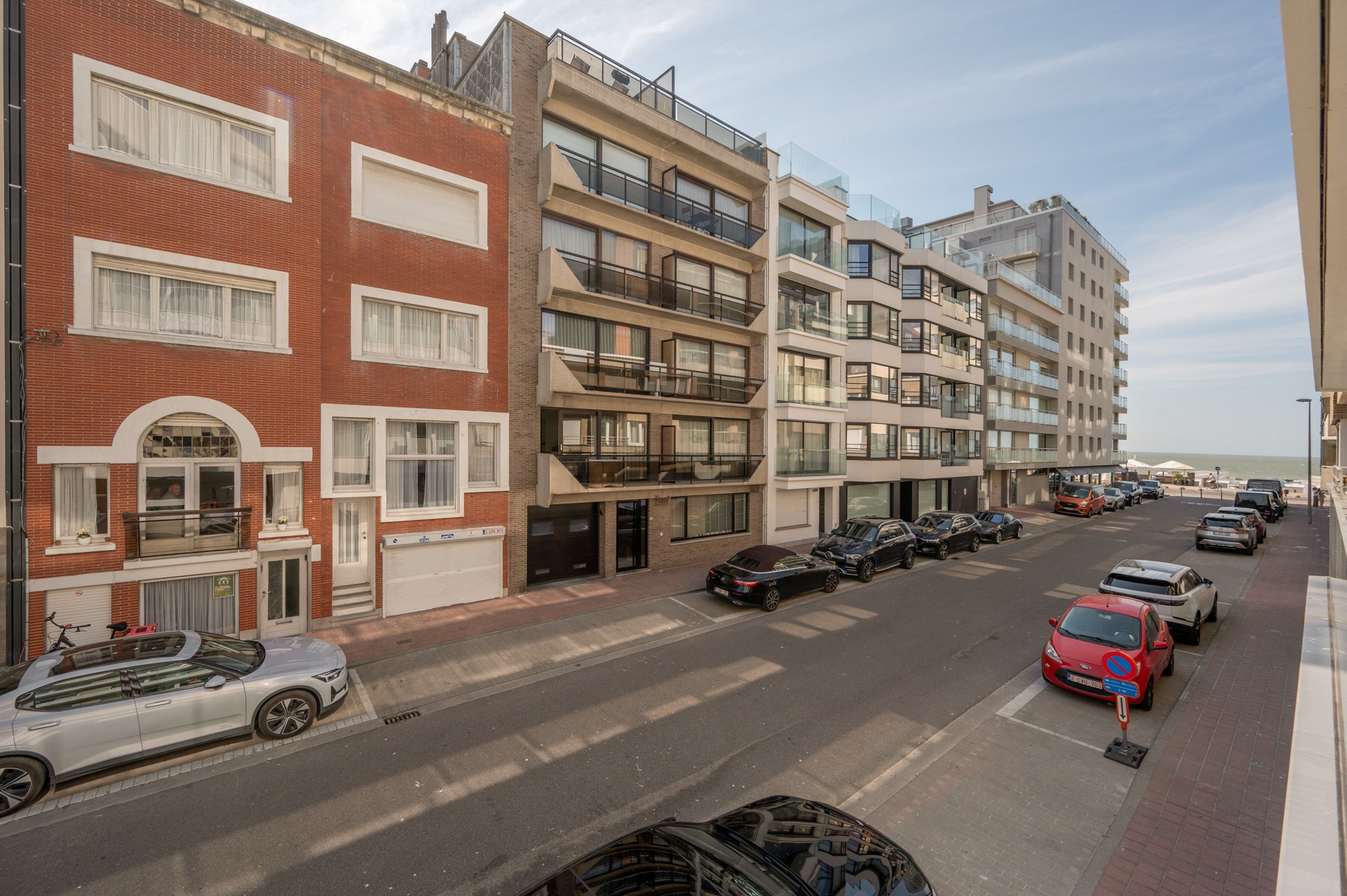 Appartement rénové de haut standing situé du côté ouest avec vue latérale sur la mer. 