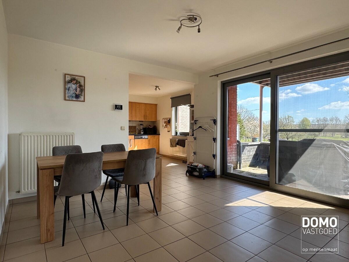 RUIM GELIJKVLOERS APPARTEMENT MET 2 SLAAPKAMERS IN HET CENTRUM VAN MELDERT 