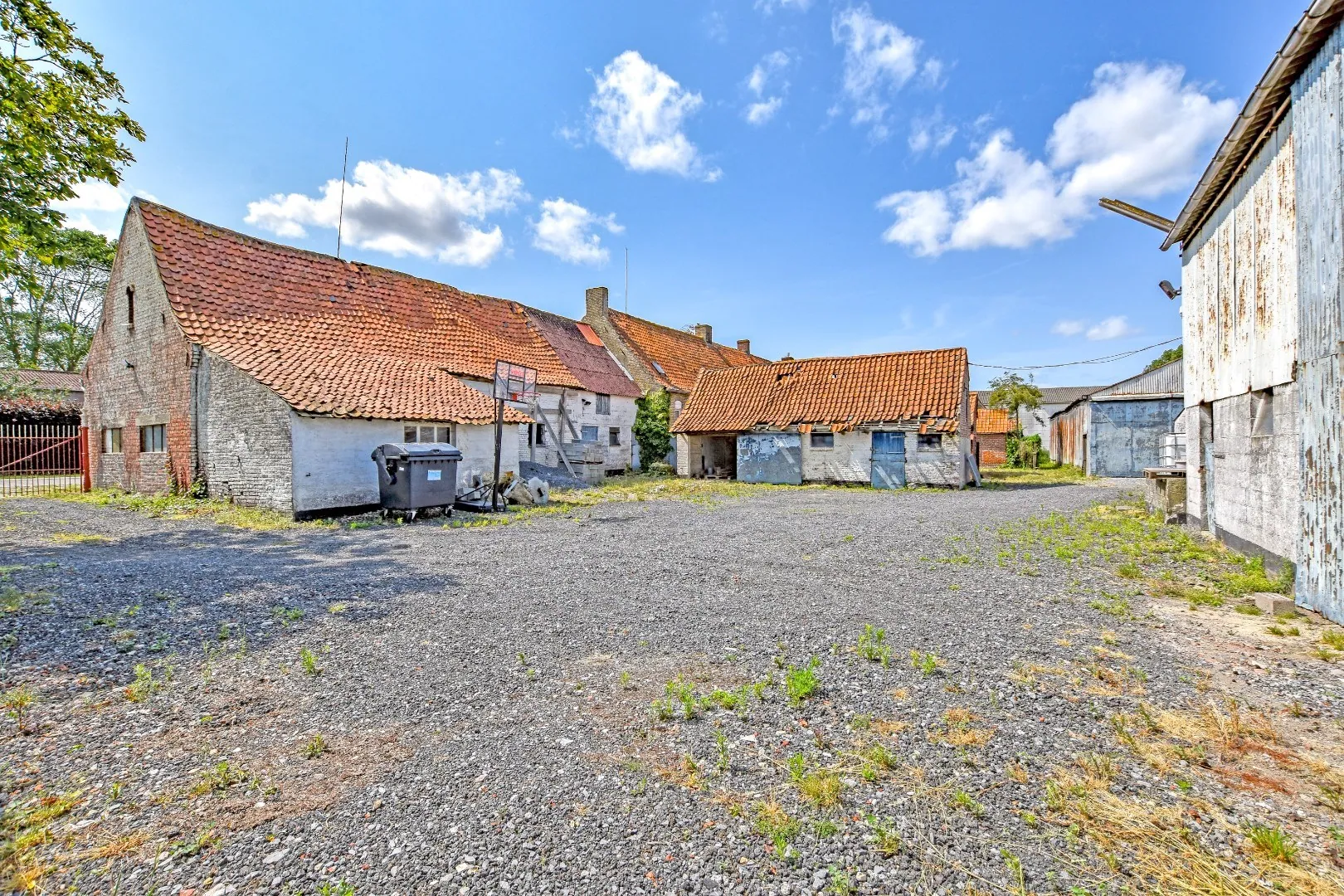 Landelijk gelegen te renoveren hoeve op 2711m².