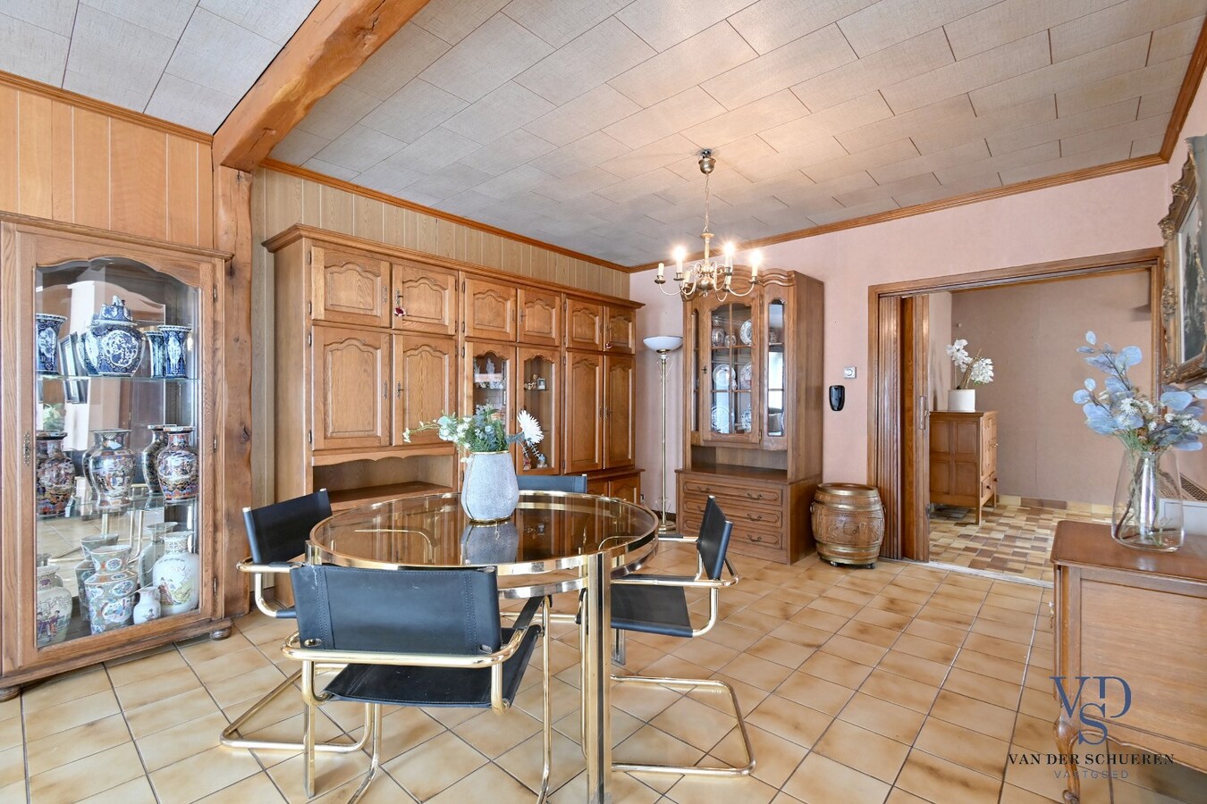 Bijzonder ruime, praktisch ingedeelde gezinswoning 