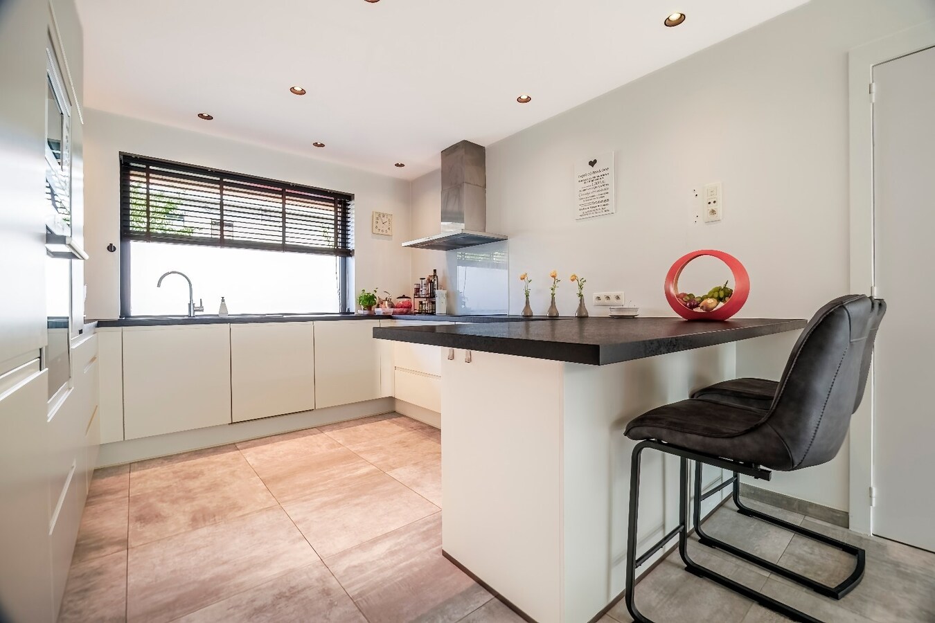 Knap gerenoveerde woning met uitzonderlijk lichtinval in het hartje van Heist 