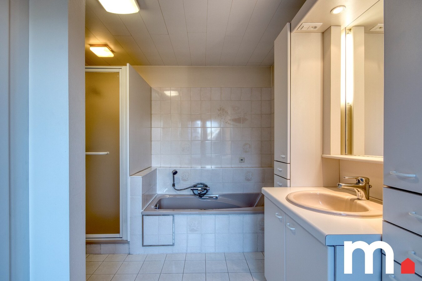 Centrum gelegen gezinswoning met praktijkmogelijkheid te Gullegem ! 