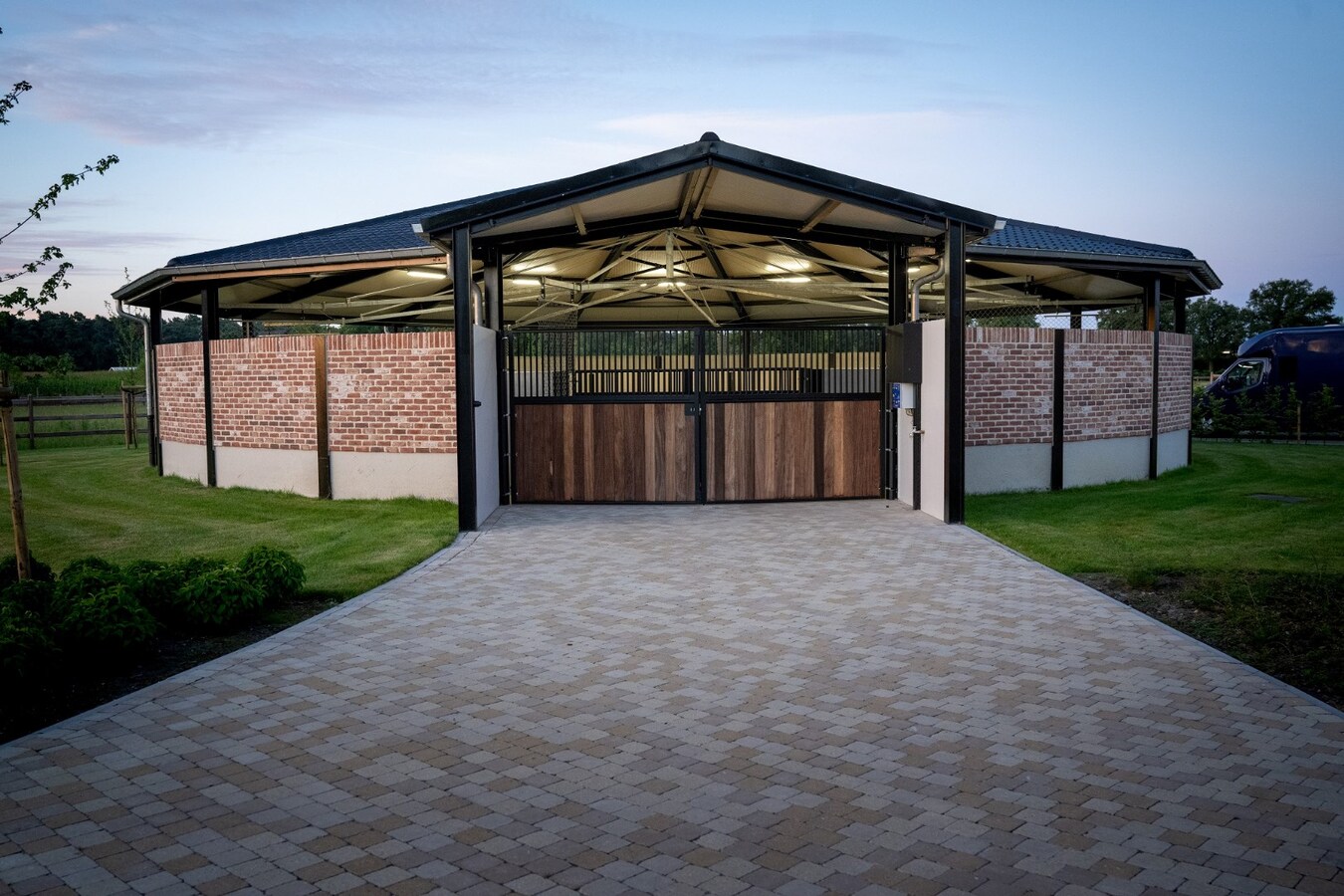 Exclusive professional equestrian accommodation (new construction) with villa on approximately 9 hectares in Neerpelt. 