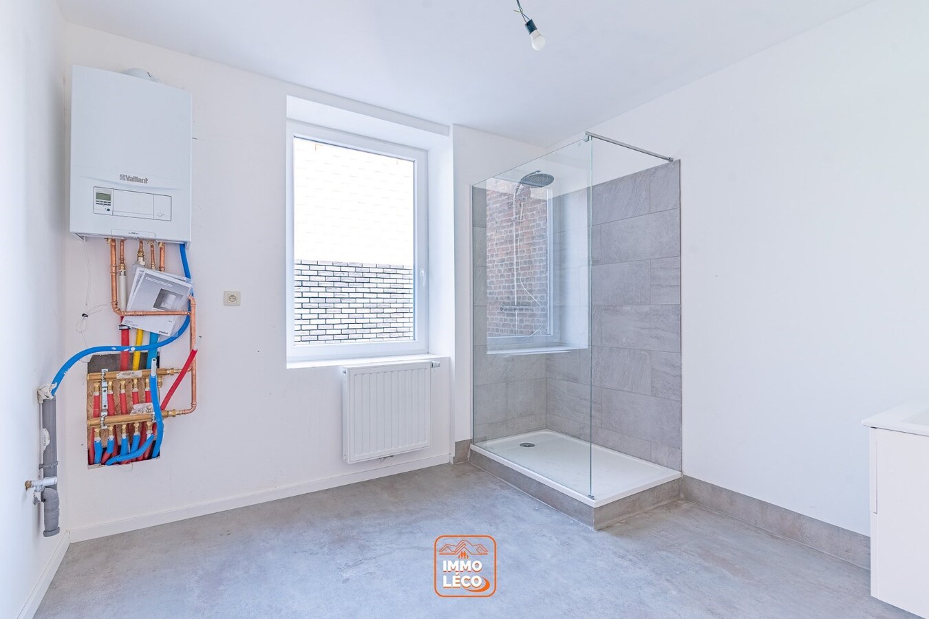 Maison entièrement rénovée tout récemment avec 3 chambres et terrasse! 