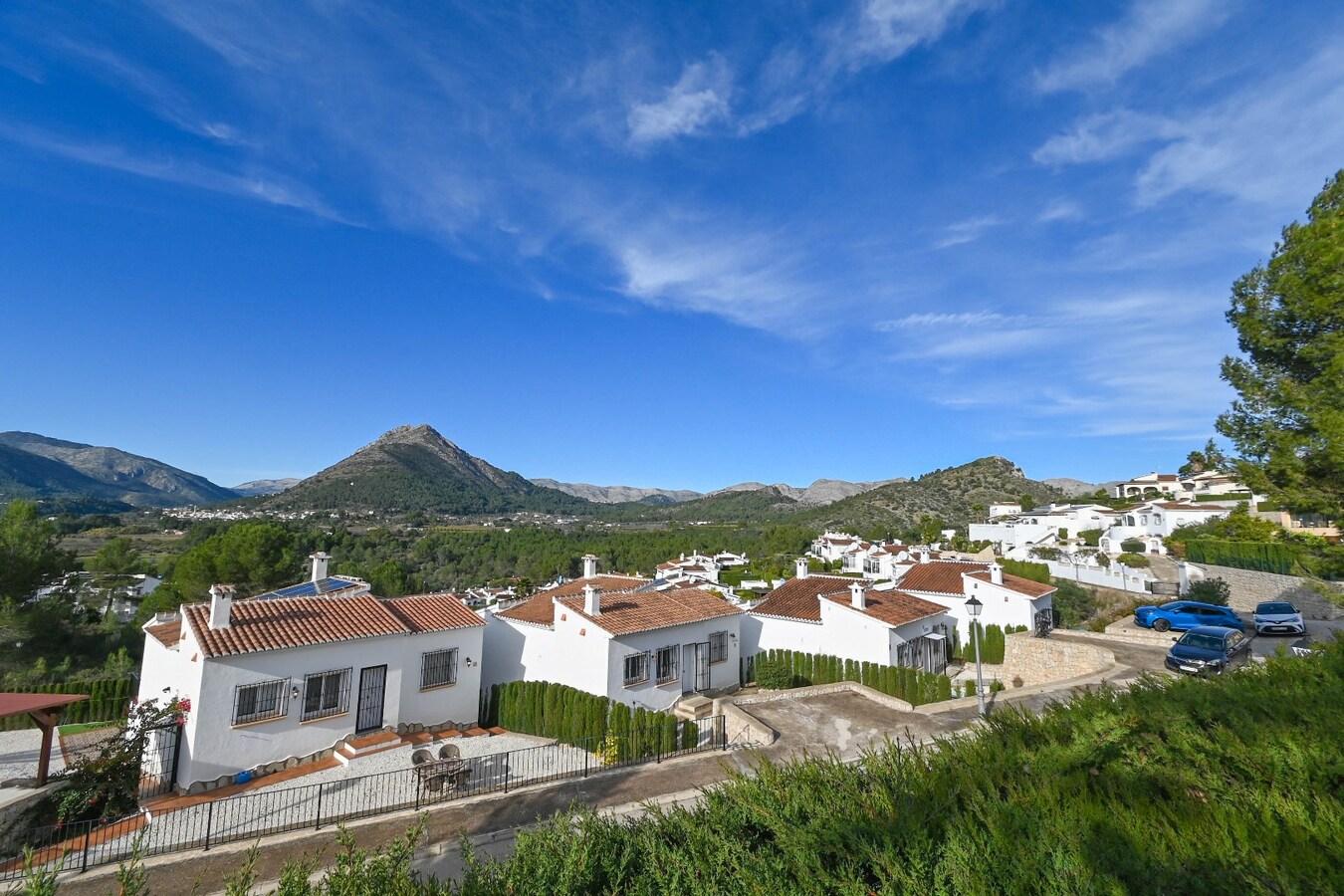 PRACHTIGE BUNGALOW GELEGEN IN HET RUSTIGE MURLA MET PRACHTIG BERGZICHT. 