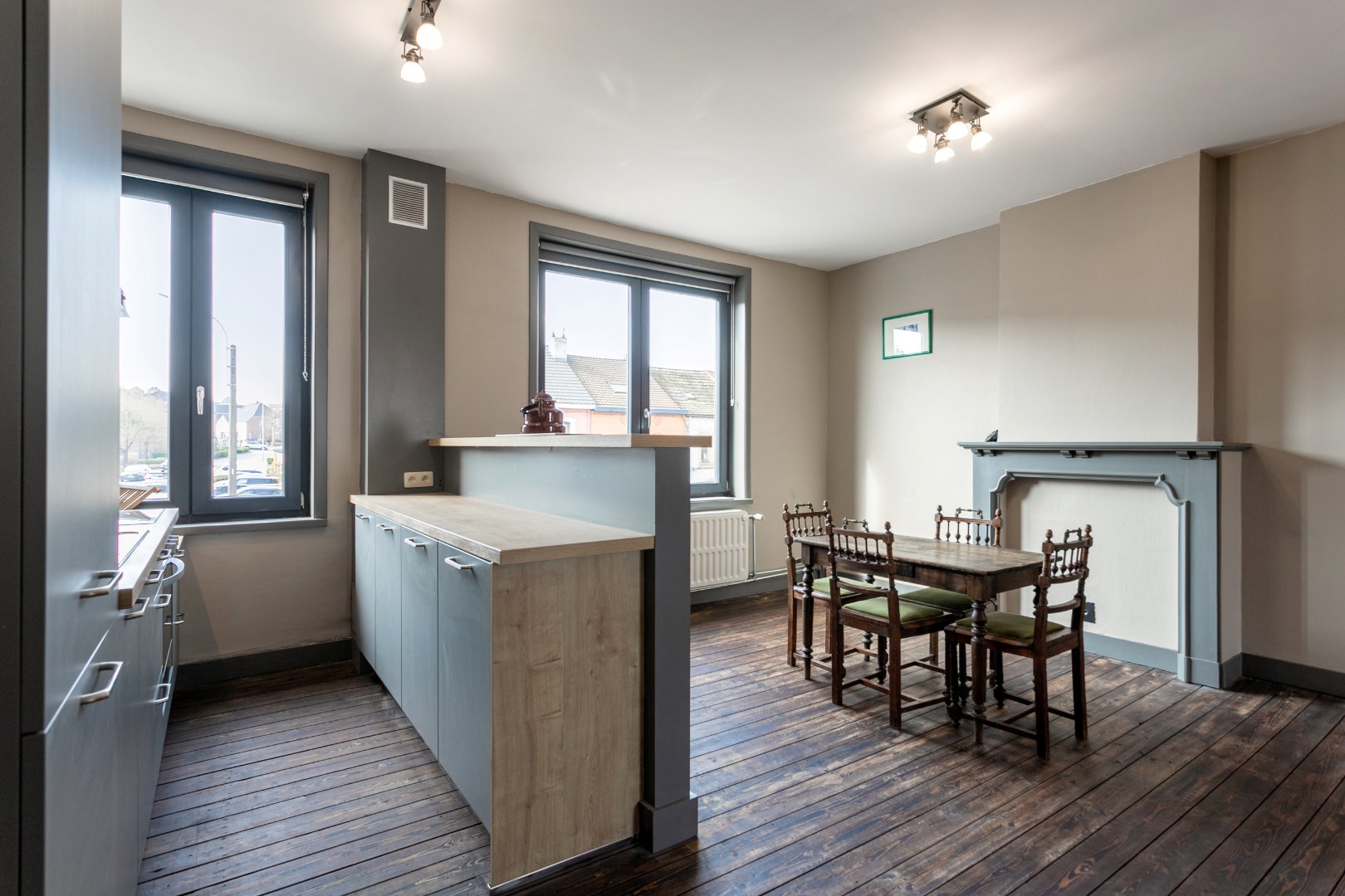 Handelshuis met woongedeelte, garage en tuin 