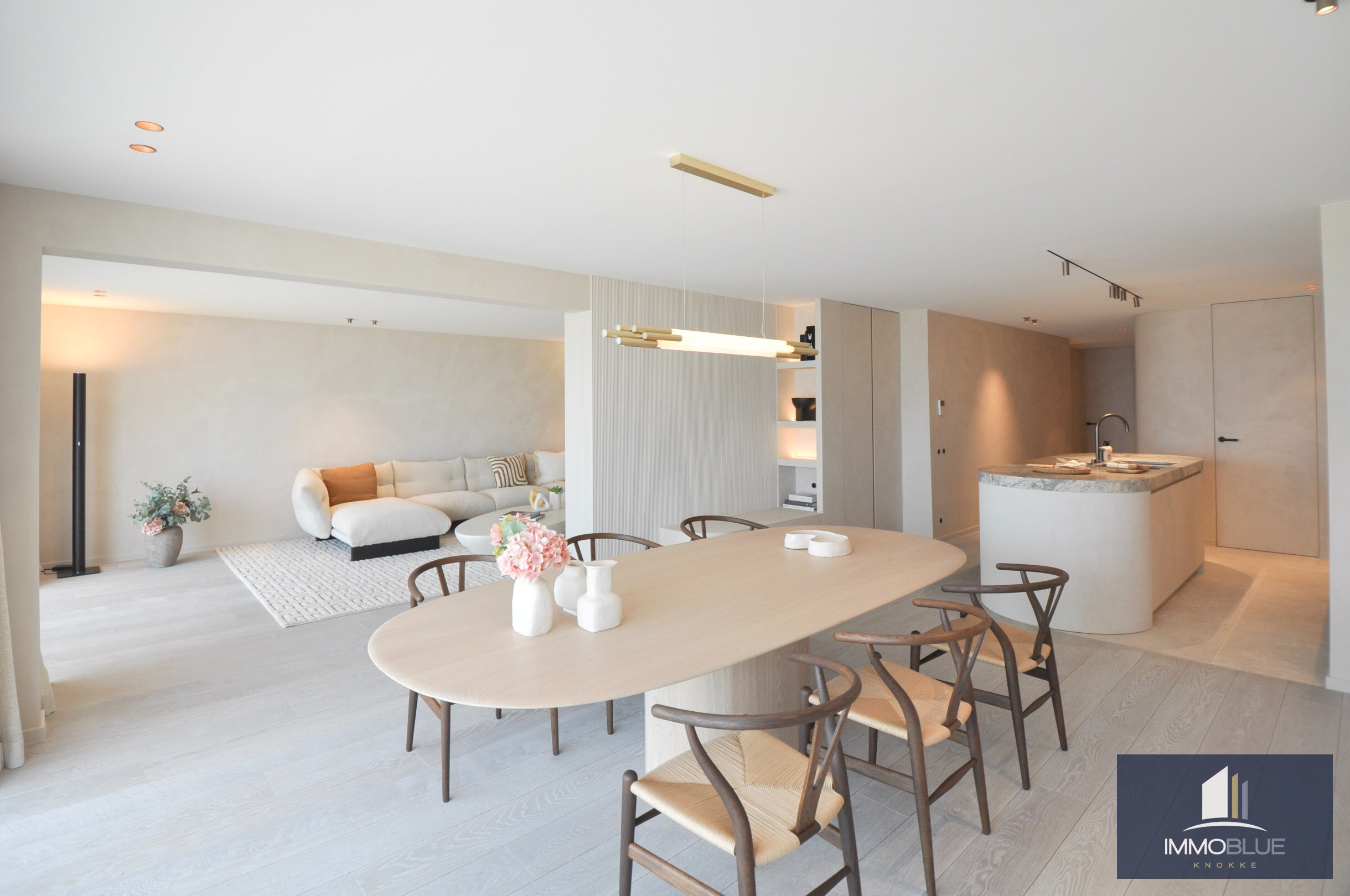 Appartement exceptionnel avec vue frontale sur la mer et une façade d’environ 11,5 mètres, situé au Zoute. 