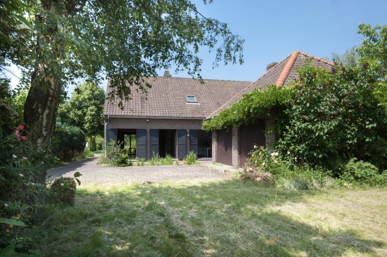 Ruime woning met prachtige tuin en open zicht 