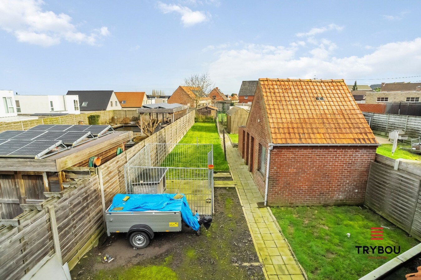 Halfopen woning met drie slaapkamers op ruim perceel van 770 m² 