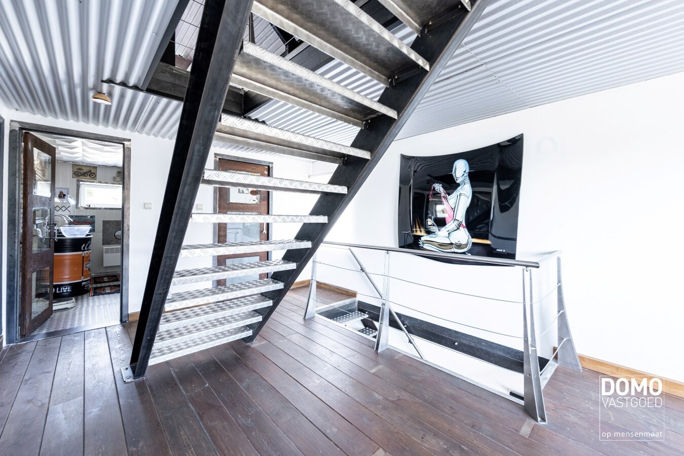 UNIEKE EIGENDOM MET WONING, 2 APPARTEMENTEN EN MAGAZIJNEN OP 13A88CA 