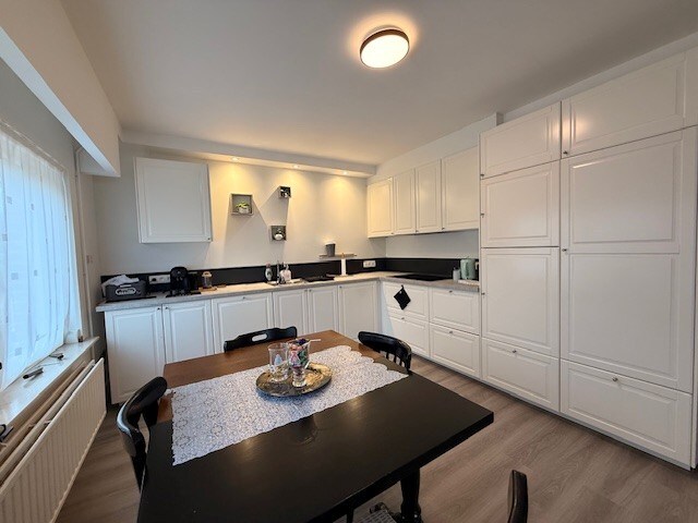 Instapklare gezinswoning met 3 slaapkamers en 2 parkeerplaatsen. 