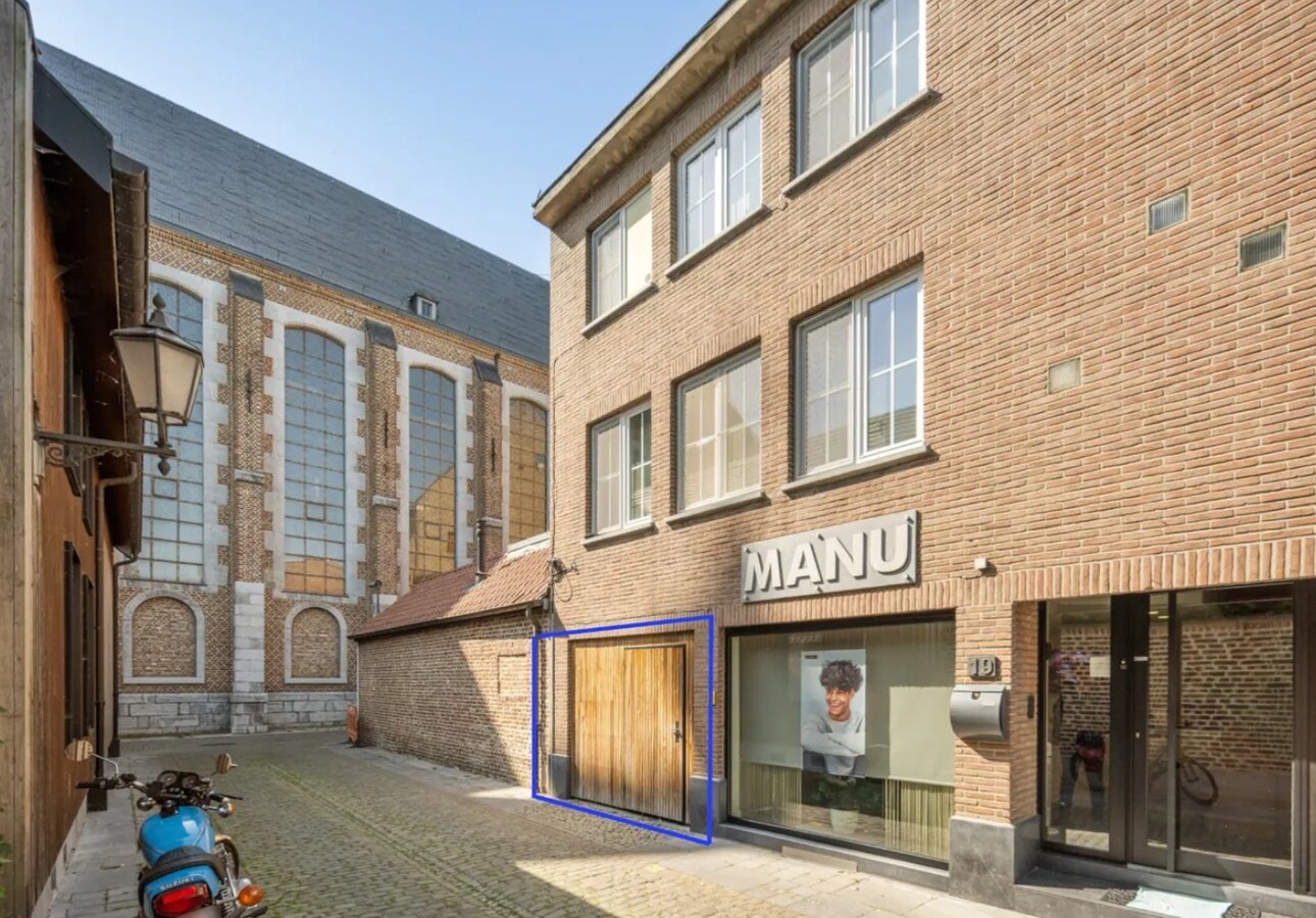 Unieke investeringsopportuniteit in het hart van Maaseik Handelspand + 2 verhuurde appartementen | Centrale ligging | Interessant verhuurpotentieel 