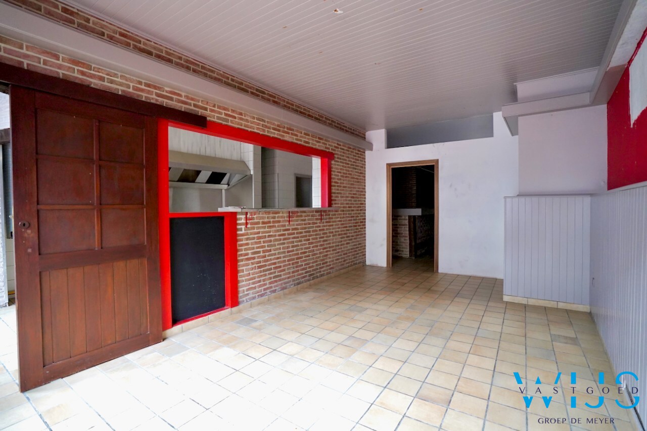 Karaktervolle te renoveren woning op topligging in Assenede! 