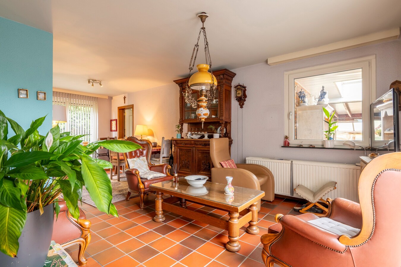 Ruime vrijstaande woning gelegen op een groot perceel nabij de Nederlandse grens. 