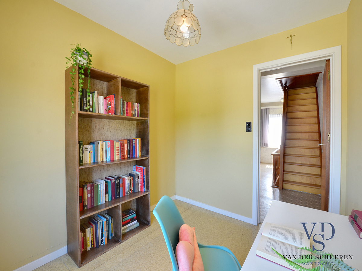 Degelijke woning met tuin en afz. garage. 