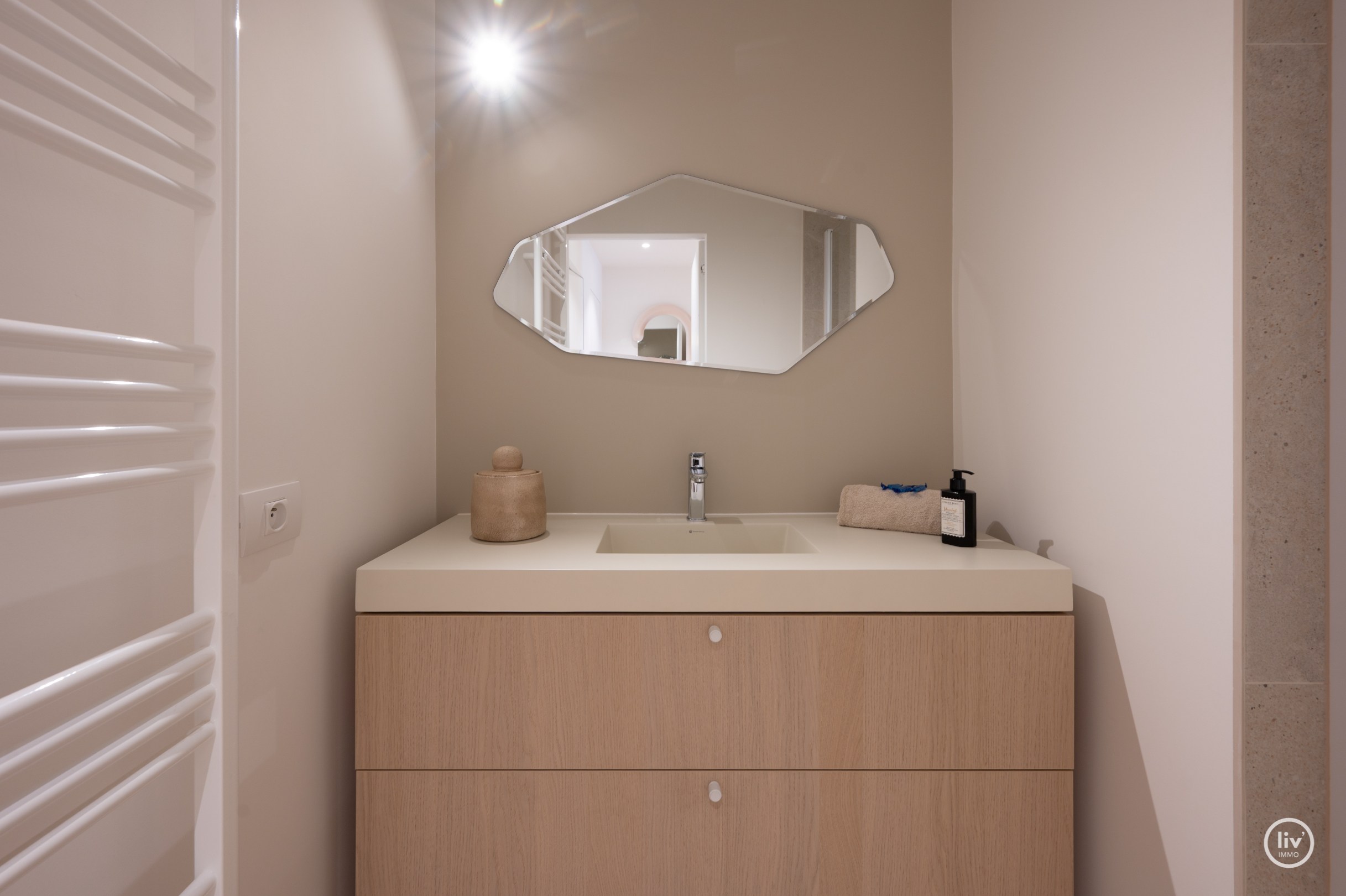 Volledig gerenoveerd en stijlvol appartement in het hart van Knokke in de  Lippenslaan. 