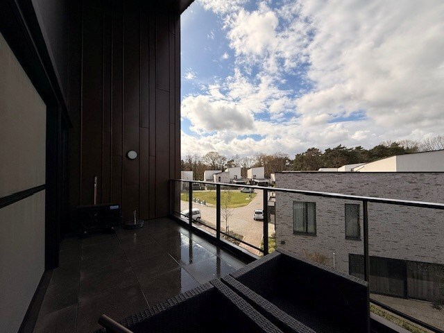 Nieuwbouwappartement met 1 slaapkamer, terras en autostandplaats te Maasmechelen. 