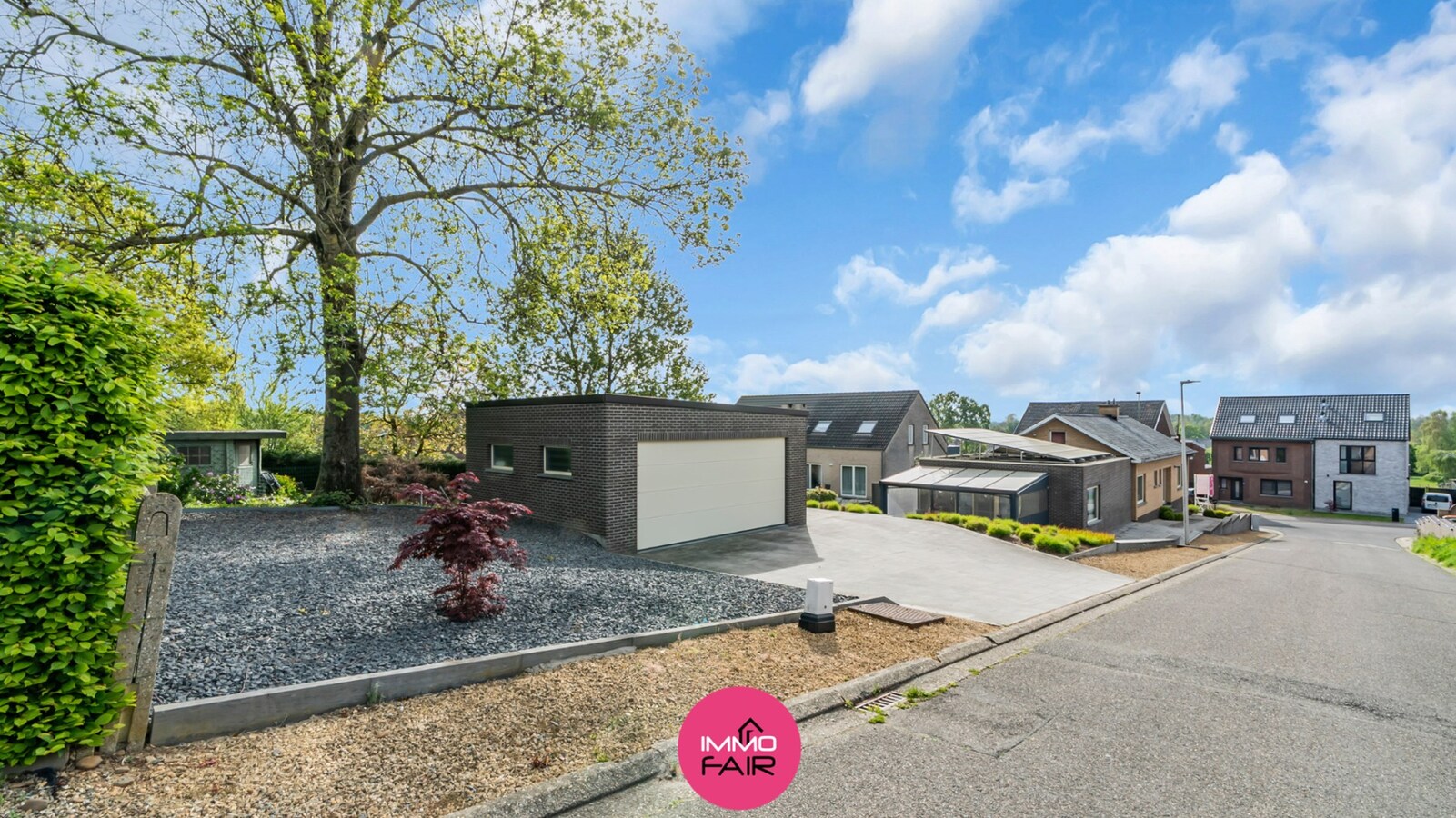 Instapklare bungalow met afzonderlijk garagegebouw 