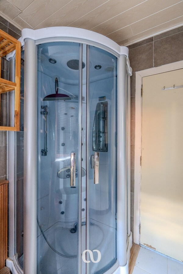 Handelspand met woonst en mogelijkheden in centrum Gavere 