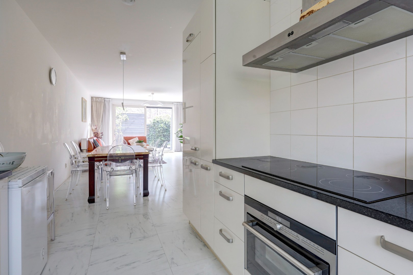 Goed onderhouden 4-kamer eengezinswoning met 3 goede slaapkamers (optie tot creëren 4e slaapkamer), ruime badkamer, onderhoudsvriendelijke tuin en gelegen op eigen grond! 