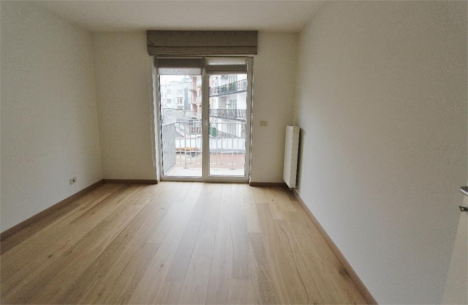 Non-meublé - Grand appartement résidentiel avec une belle vue dégagée, situé en plein centre près de l'avenue Lippens. 