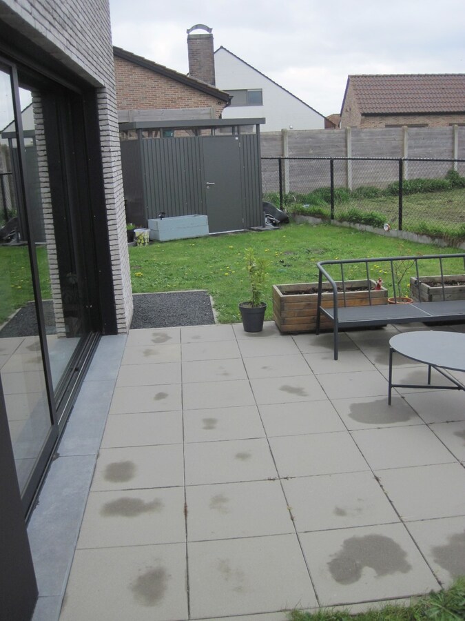 Eigentijdse Half Open Bebouwing met tuin en terras. 