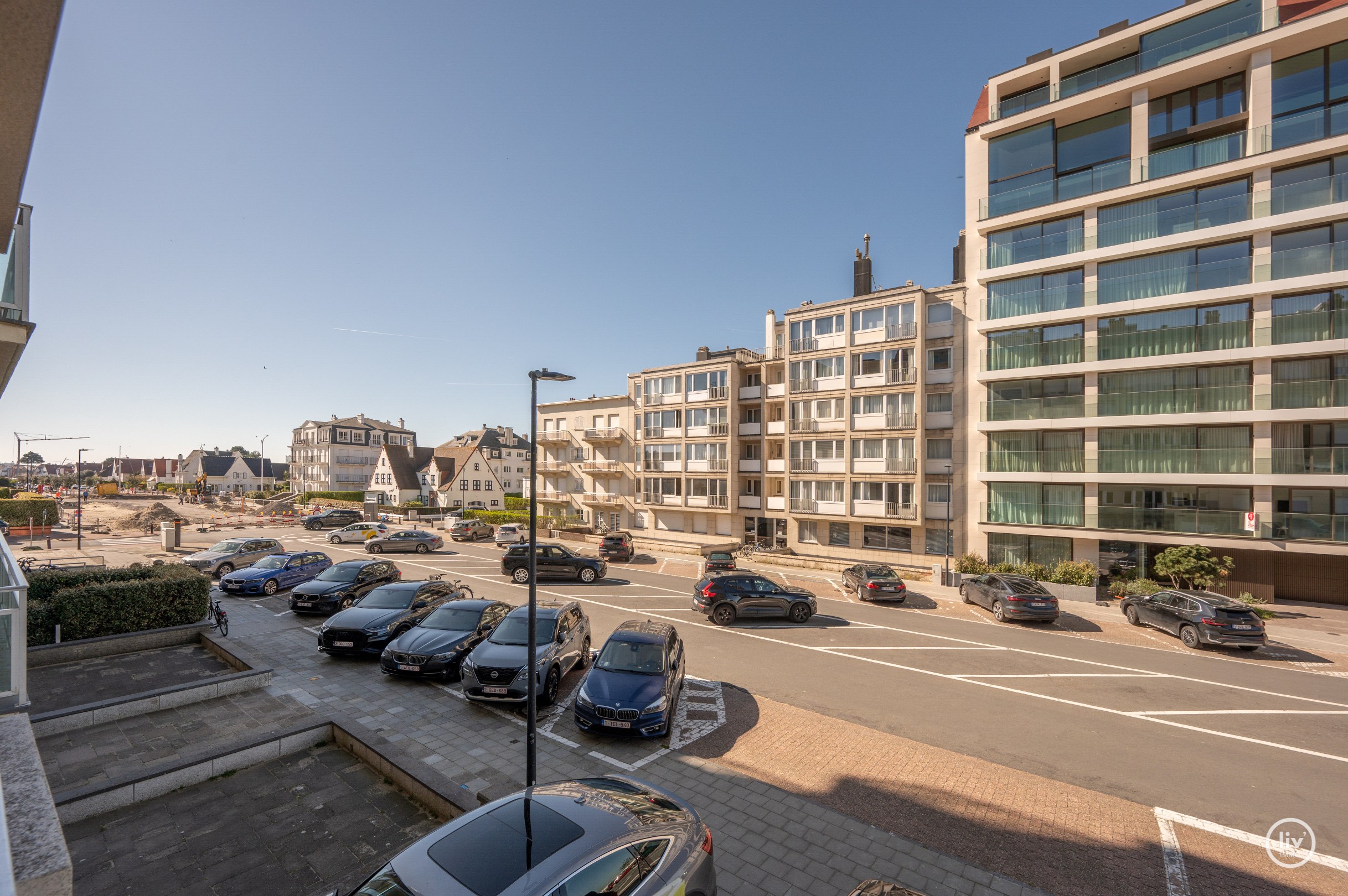 Prachtig gerenoveerd appartement nabij het Albertstrand met zijdelings zeezicht 