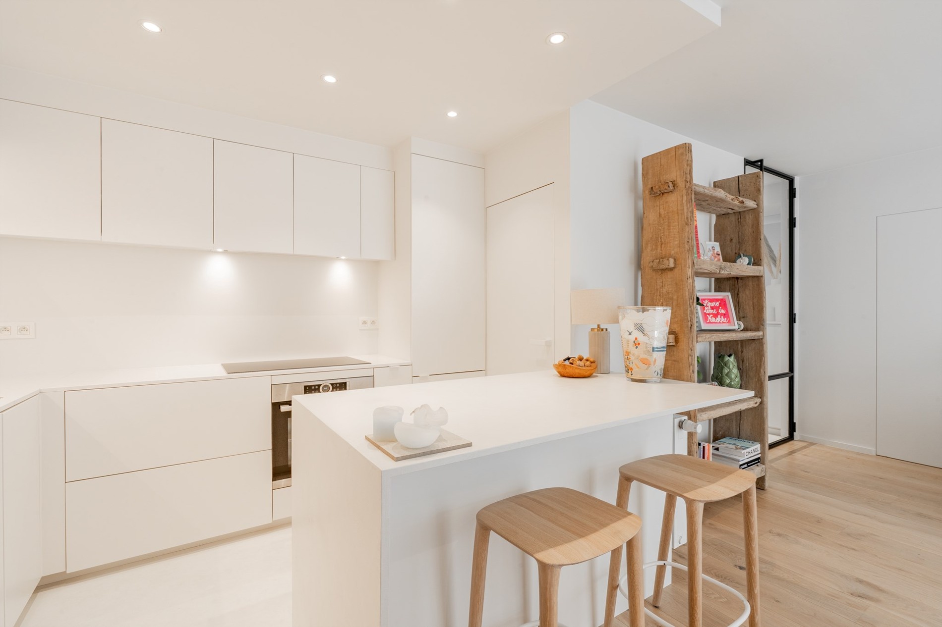 Magnifique appartement d'une chambre récemment rénové, situé au centre dans une rue calme adjacente à la Zoutelaan à Knokke. 